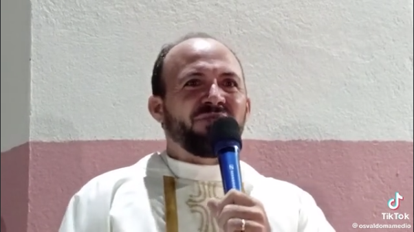 o Padre Fernando Amando de Sousa fez questão de destacar os notáveis atributos do Vereador Osvaldo. Com coragem e sinceridade, o padre expressou sua gratidão pela amizade do Vereador Osvaldo Mamédio, reconhecendo que muitas vezes há desconfiança e preocupação quando se trata de política, devido aos equívocos recentes nesse campo. No entanto, na avaliação humilde do padre